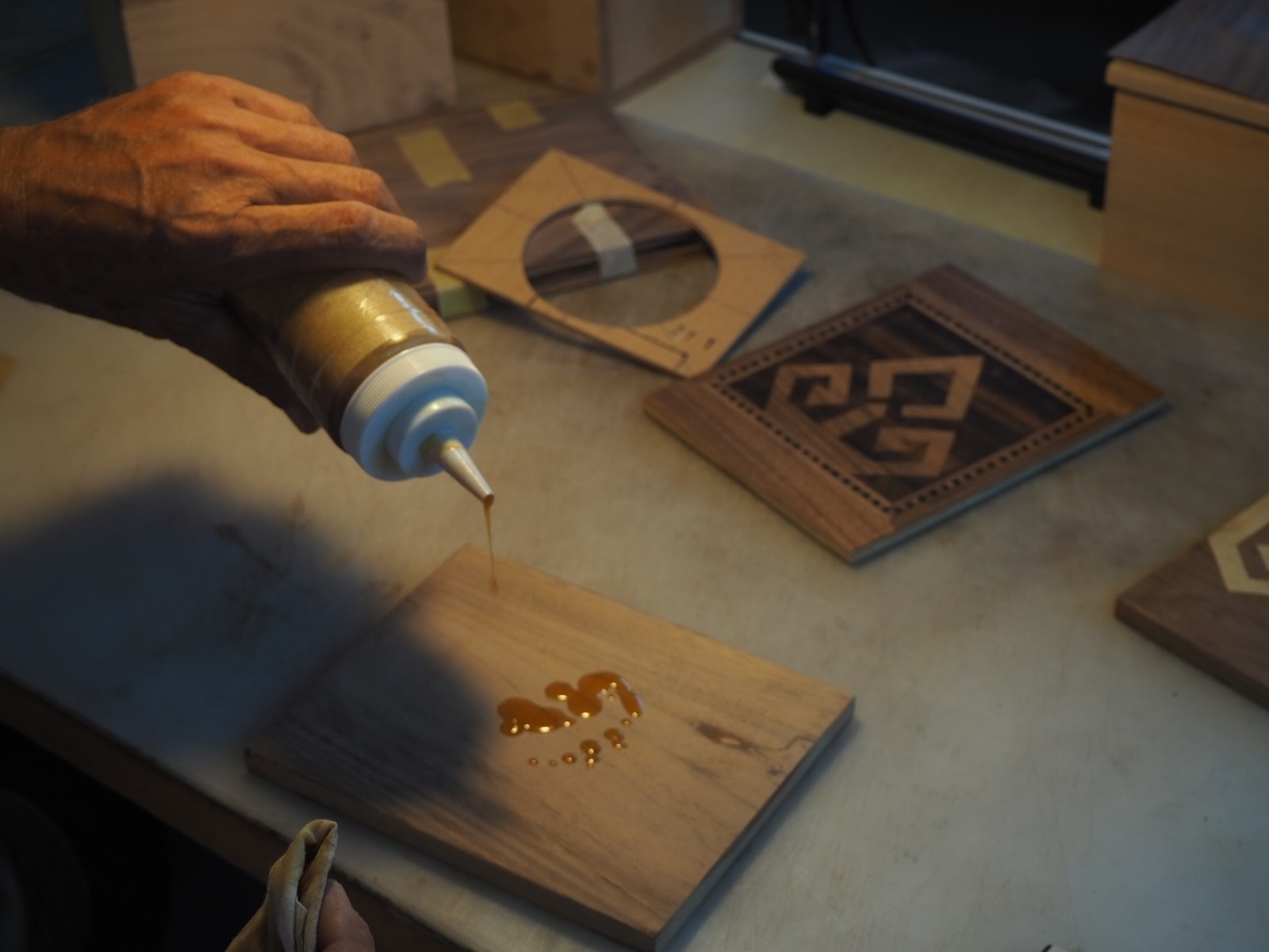 Marquetry inlay panel on the winder box lid